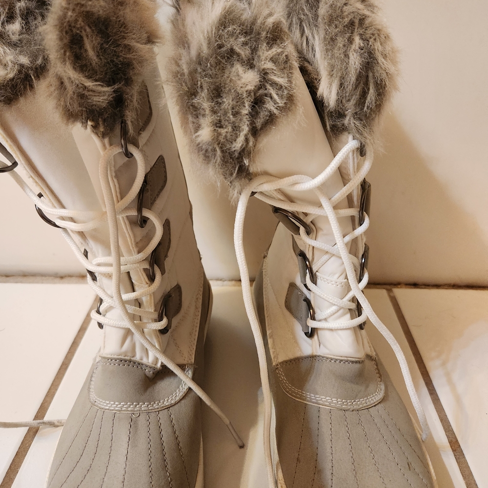 Target Women's Gray and White Winter Boots, Size 7.